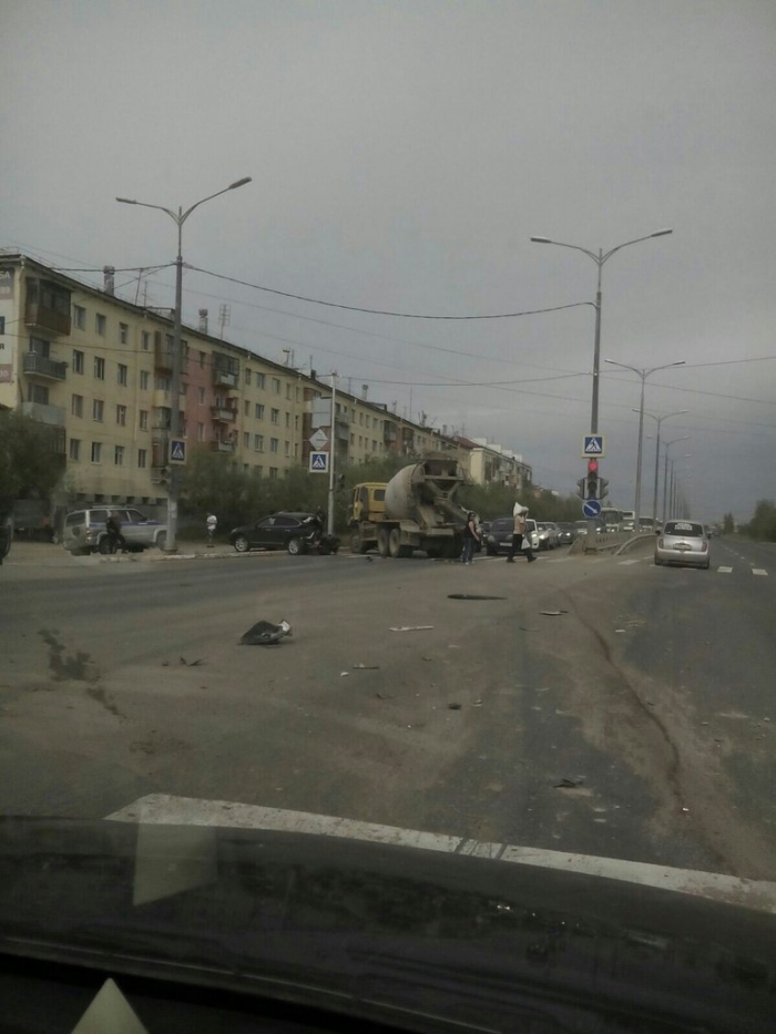 Фотофакт: в Якутске бетономешалка без тормозов протаранила автомобили