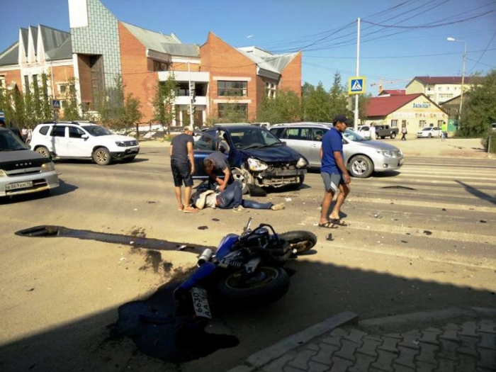 Возле «Лакомки» иномарка сбила мотоциклиста