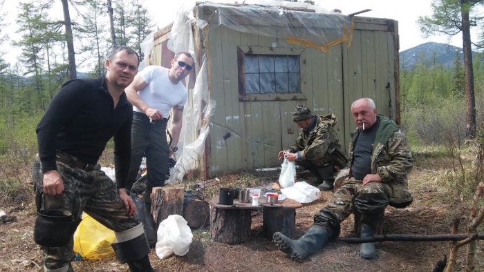 В Якутии четверо мужчин чуть не остались без еды и теплых вещей на реке