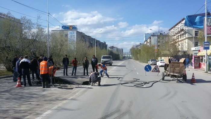 Идут работы по восстановлению дорожного полотна по Дзержинского