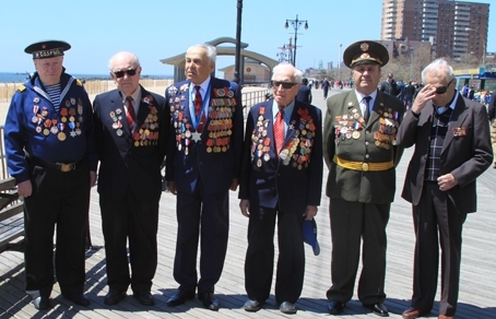 Ветераны Великой Отечественной войны прошли маршем по набережной в Нью-Йорке