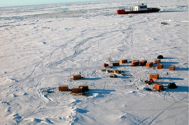 Дрейфующая арктическая станция "Северный полюс-2015" приступила к работе