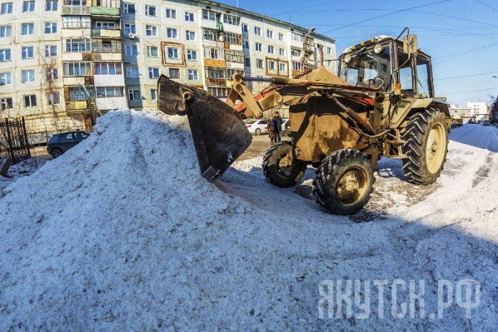 В Якутске продолжаются работы по уборке наледи и вывозу снега