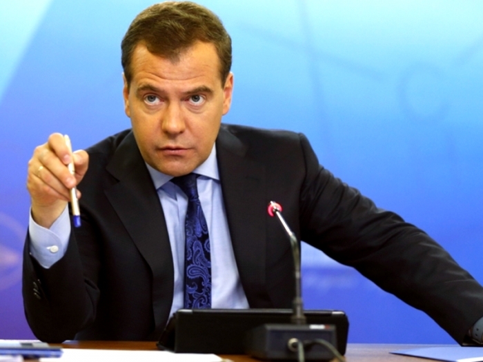 Медведев пообещал снизить тарифы на подключение к электросетям