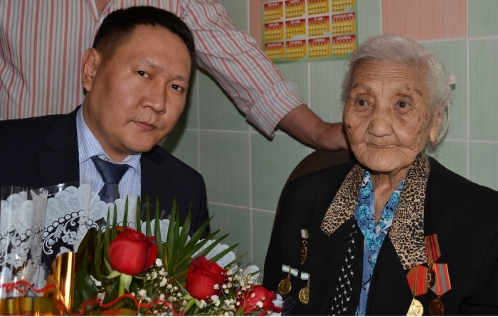 106 - летней жительнице республики вручили юбилейную медаль "70 лет Победы"