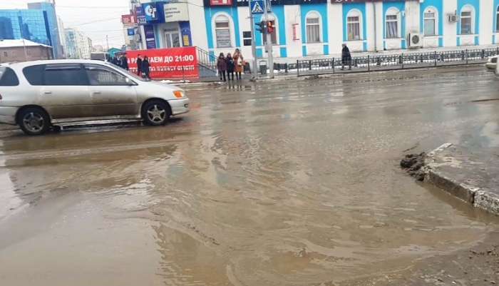 В Якутске из-за мокрого снега на улицах потоп