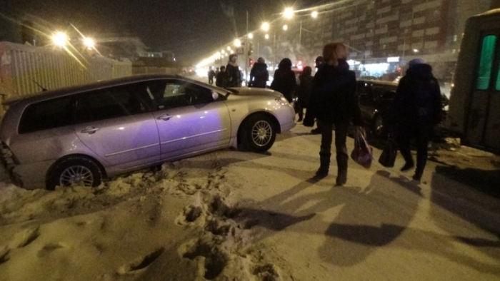 В Якутске столкнулись две автомашины и маршрутный автобус, есть пострадавшие