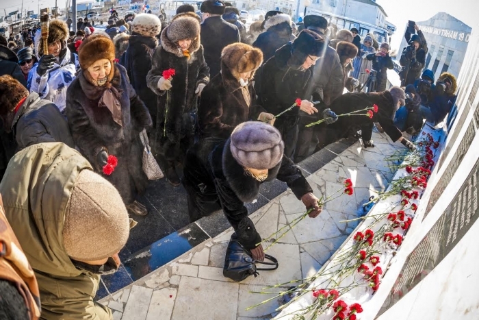 Жители Якутска возложили цветы к мемориалу «Журавли над Ильменем»