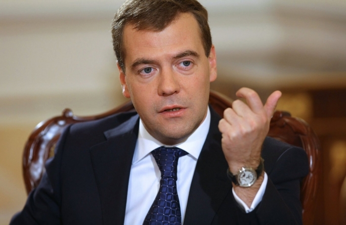 Медведев поручил главе ФАС следить за ценами на моторное топливо и бензин