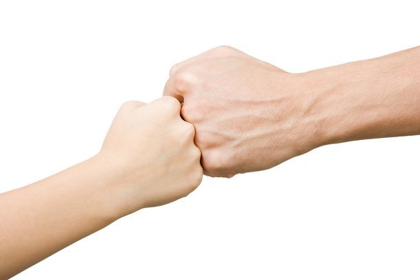 Ученые предлагают отменить рукопожатия и здороваться как рэперы