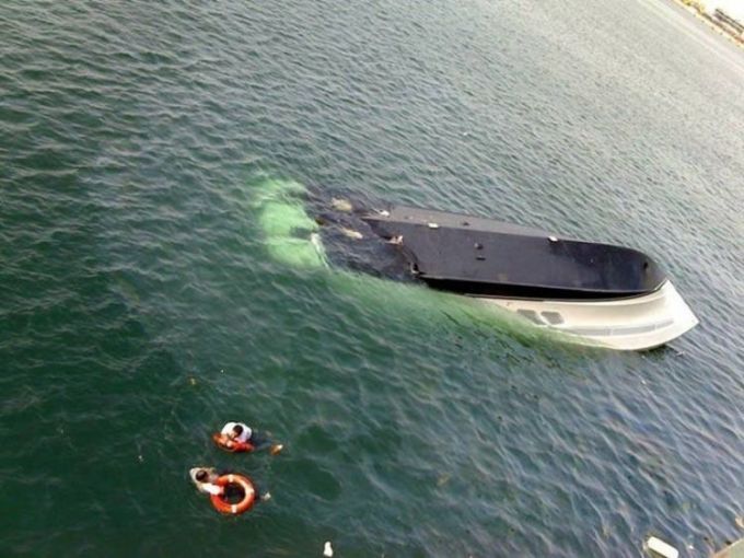 Два человека погибли в результате столкновения лодки с баржей в Якутии