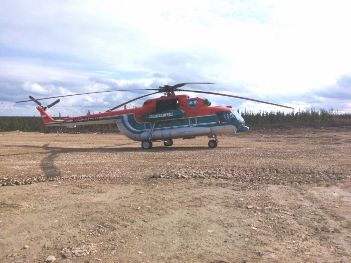 Вертолет «Алросы» опрокинулся на бок при посадке, жертв нет