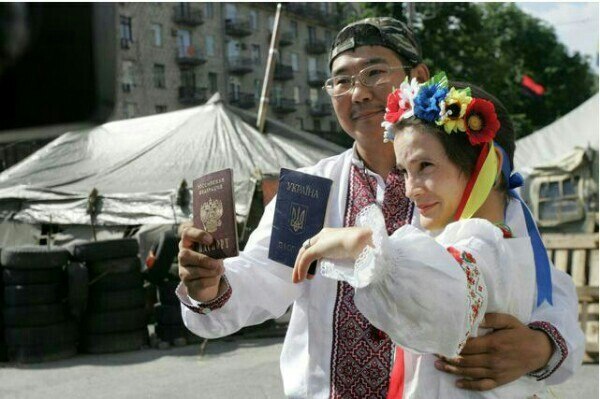 Украинка и якутянин познакомились на Майдане и сыграли свадьбу в центре Киева (+видео)