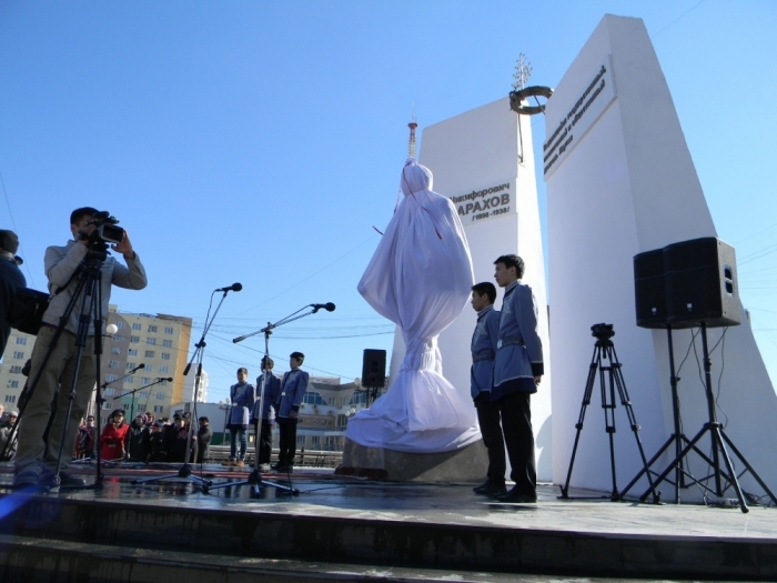Семён Руфов: Наконец-то поставили памятник  Исидору Барахову, осталось переименовать в его честь улицу Пояркова. 