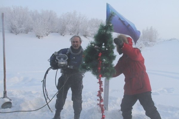 Новый мировой рекорд Якутии: наши спасатели впервые в мире установили елку на дне Лены
