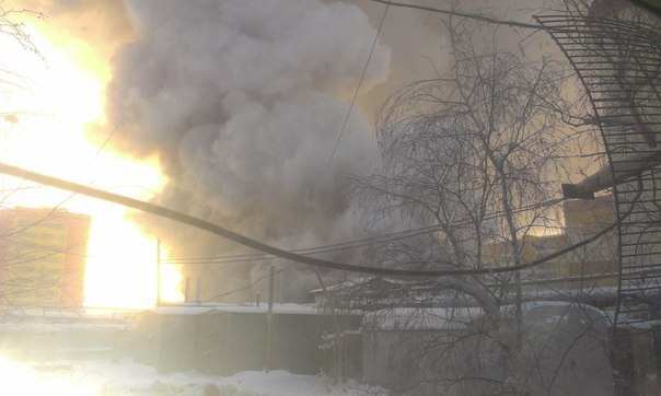 На улице Халтурина сгорел гараж, переоборудованный под офис (видео)