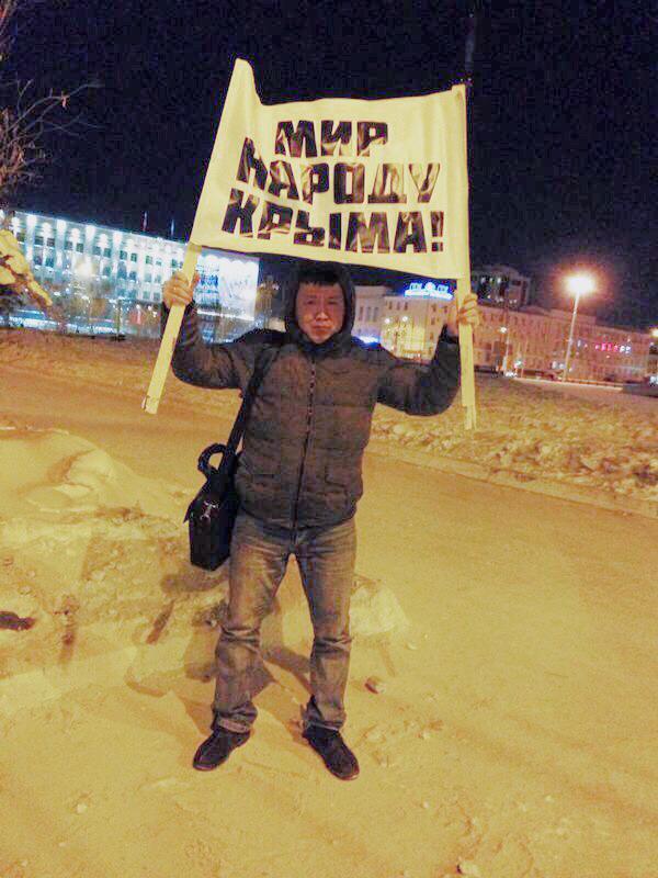 Фотофакт: блогер устроил ночной пикет на площади Ленина