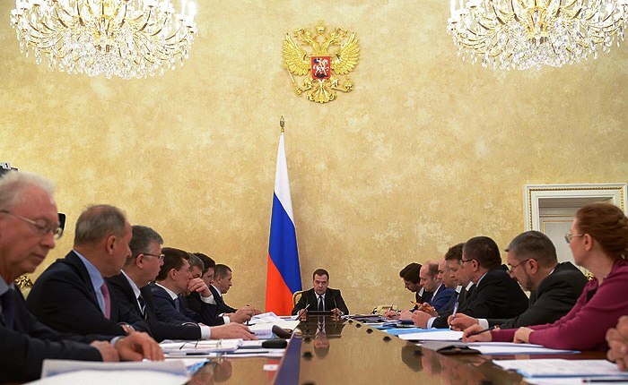 Медведев предложил перевести госкомпании и органы власти на Дальний Восток
