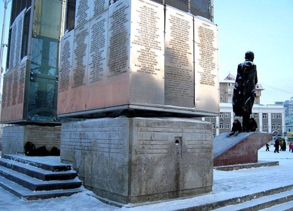 Треснул постамент памятника Ойунскому