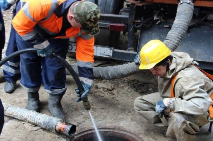 В Якутске идет промывка сетей канализации