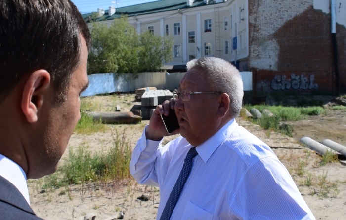 Егор Борисов посетил скандальную стройку Петросяна в центре Якутска