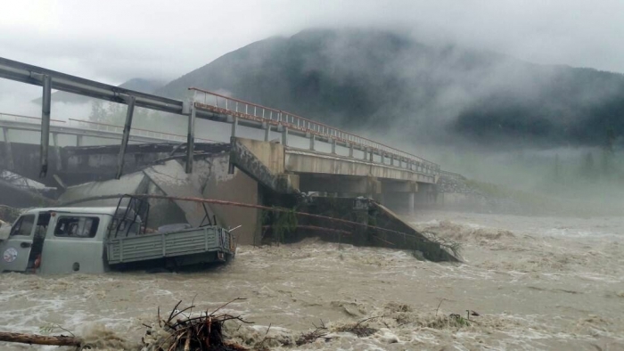 Размытый мост через речку Тый-Сынага в Якутии восстанавливают