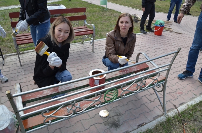 Сотрудники Сбербанка благоустроили сквер им. Чиряева в Якутске