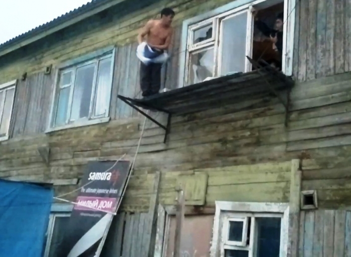 Пьяный мужчина пытается спрыгнуть с двухэтажки (видео) 