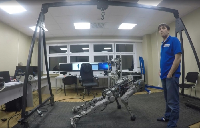 Российский антропоморфный робот F.E.D.O.R. учится стрелять с двух рук