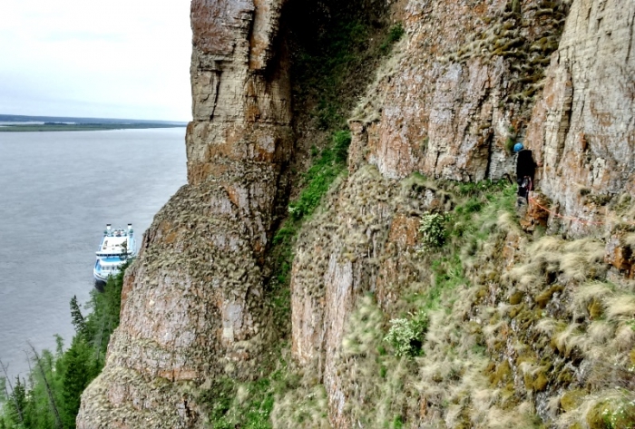 Якутские скалолазы собираются очистить Ленские столбы от вандальных надписей