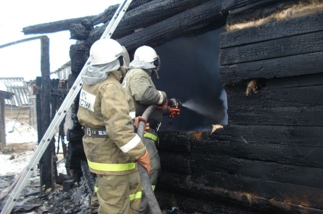 Два частных дома пострадали от огня в Якутске