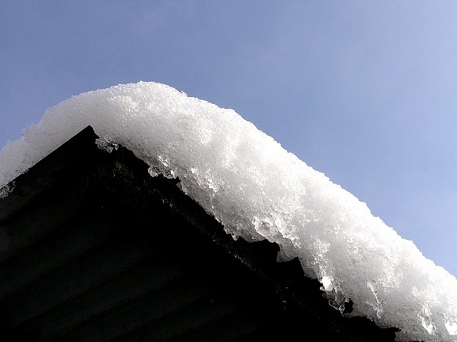 В Якутии от падения снега с крыши дома погибла женщина