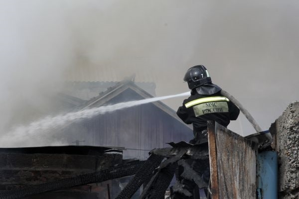 Замыкание проводки вызвало возгорание гаража в Амге и квартиры в Якутске