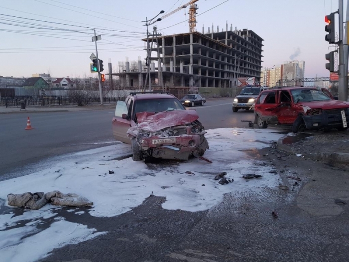 В результате столкновения в Якутске пострадали водитель и его пассажир