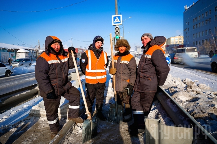 Якутск избавляют от лишнего снега и наледей