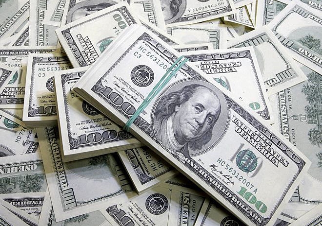 Доллар опустился ниже 57 рублей