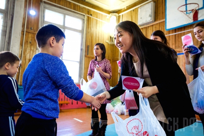 Более 200 подарков получили дети из двух коррекционных школ Якутска