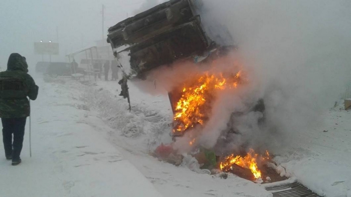 Фотофакт: на улице Труда загорелся мусоровоз