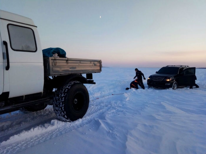 Якутские спасатели вызволили из снежного плена шесть автомобилей