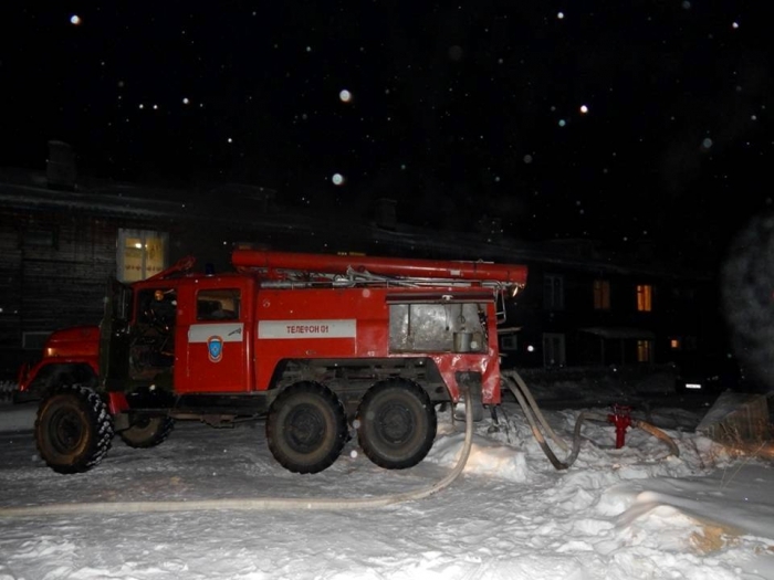 Двухэтажный дом пострадал от огня в Якутске