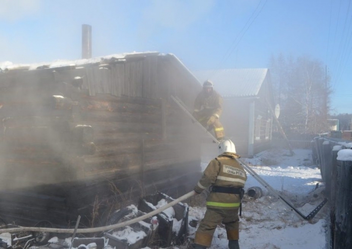 Частный дом в Усть-Алданском районе и строение в Мирном пострадали от огня