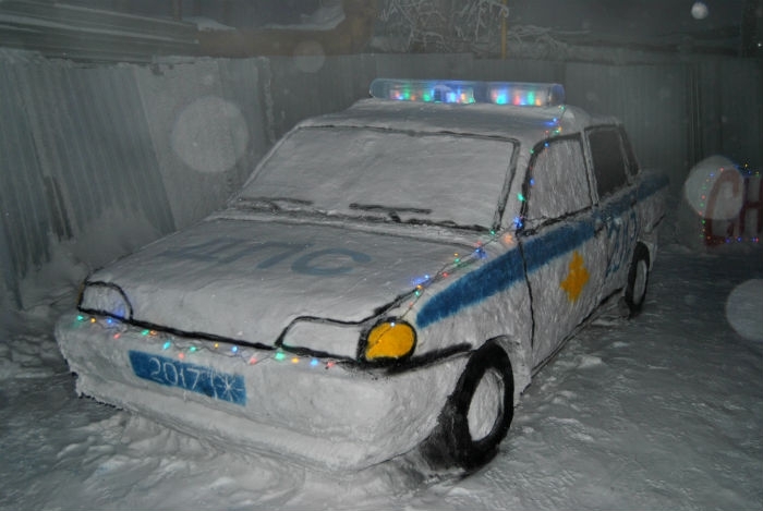 Якутские гаишники изваяли фигуру автомобиля из снега