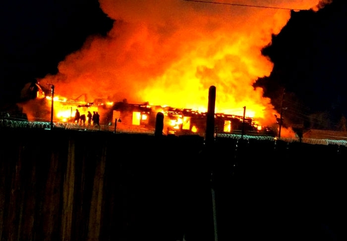 В Табаге огонь полностью уничтожил одно из зданий исправительной колонии № 7
