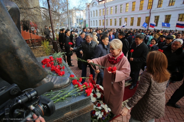 Перед зданием Ил Тумэна установили памятник одному из основателей государственности Якутии