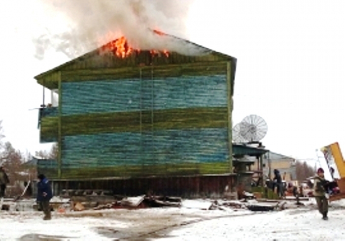 В селе Тополиное десять человек спаслись из горящего многоквартирного дома