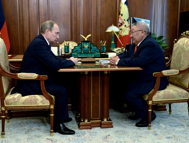 Глава Якутии поздравил Владимира Путина с днем рождения