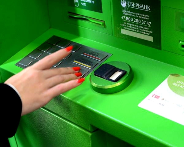 Слабовидящим и слепым людям станет удобнее пользоваться банкоматами Сбербанка