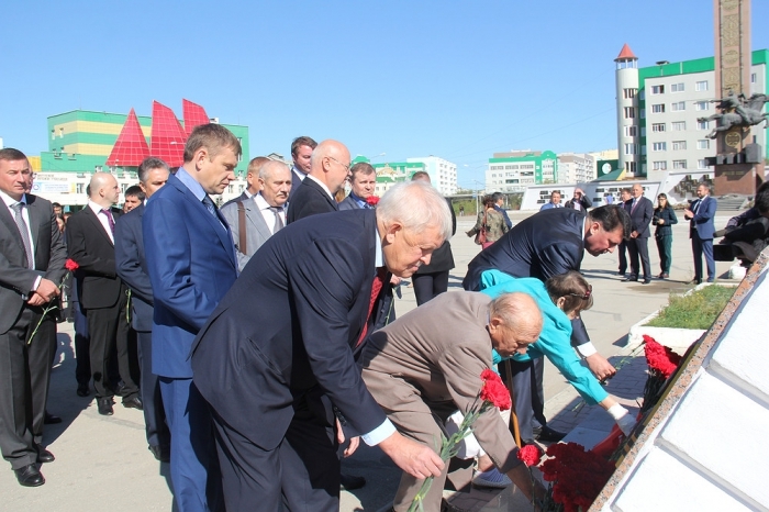 В Якутске провели церемонию возложения цветов в честь дня снятия блокады Ленинграда