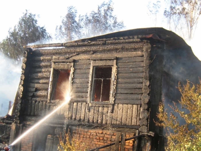 Гараж, три машины и веранда пострадали от огня в Усть-Нере и селе Чинекя