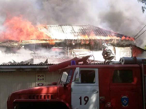 Пожар в частном магазине и жилом доме ликвидировали пожарные